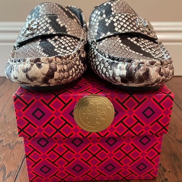 NIB TORY BURCH  KIRA DRIVER STAMPED SNAKE PRINTED LEATHER SZ 7 WARM ROCCIA 977 - Picture 6 of 8